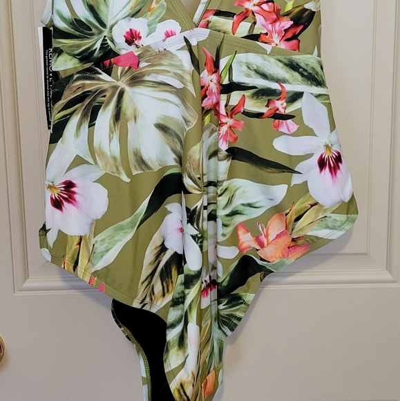 FTF Low-Cut One Piece Swimsuit (Tropical Print) - Picture 8 of 10